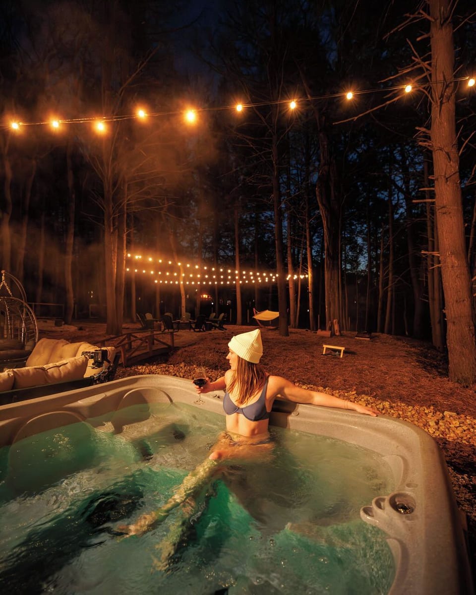 Evening relaxation in the hot tub, mountain air included.