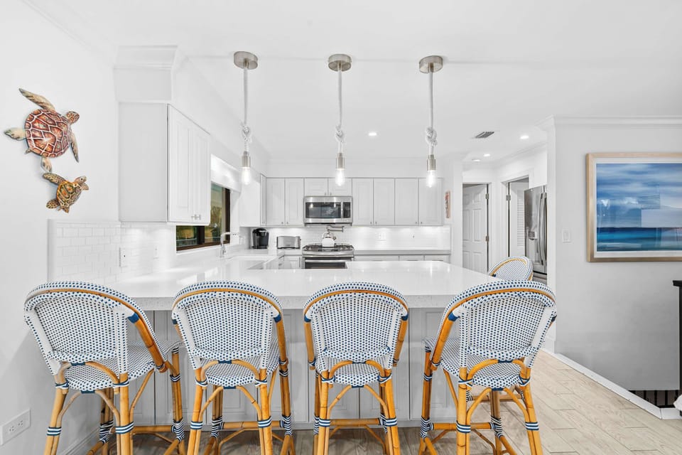Breakfast bar for five with a bright, fully stocked kitchen just steps away.
