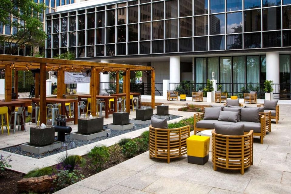 The Whitehall Houston Hotel - Outdoor Sitting Area