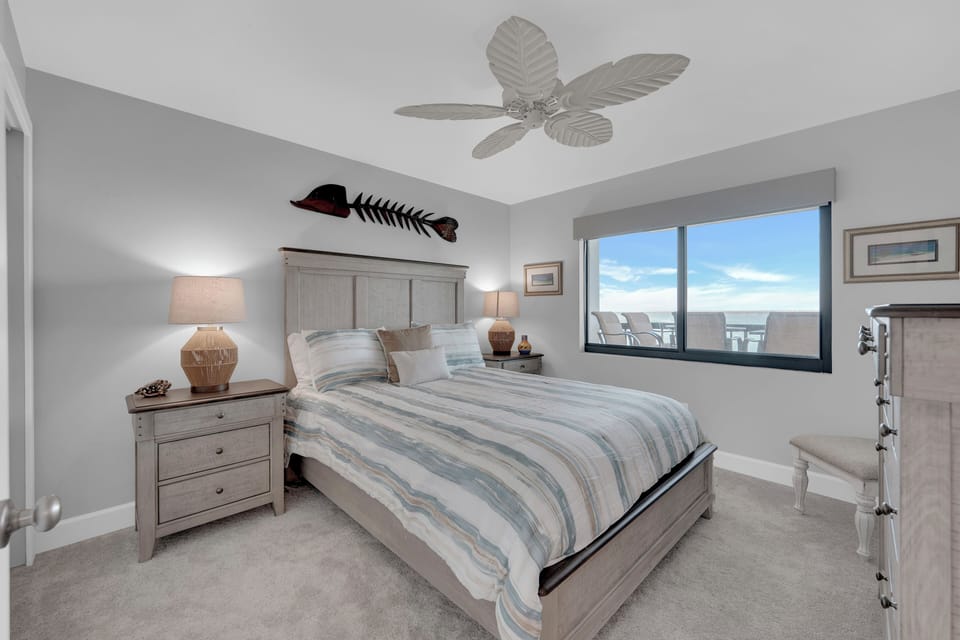 Queen sized bed at Harbour Pointe 816