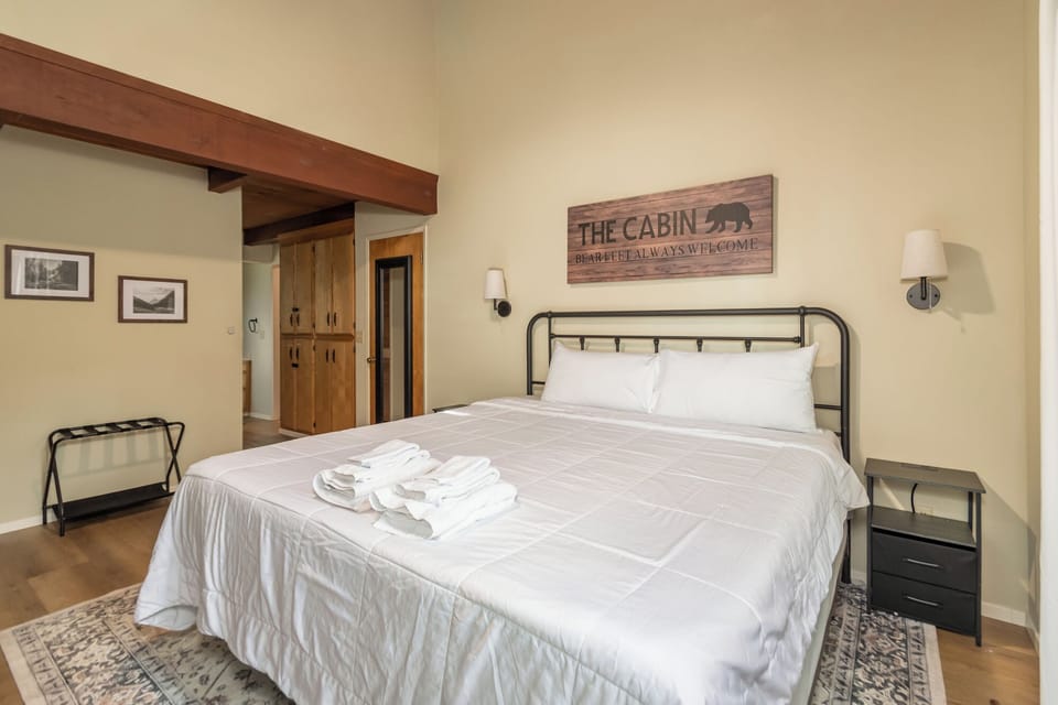 Bedroom 1 (King Bed)