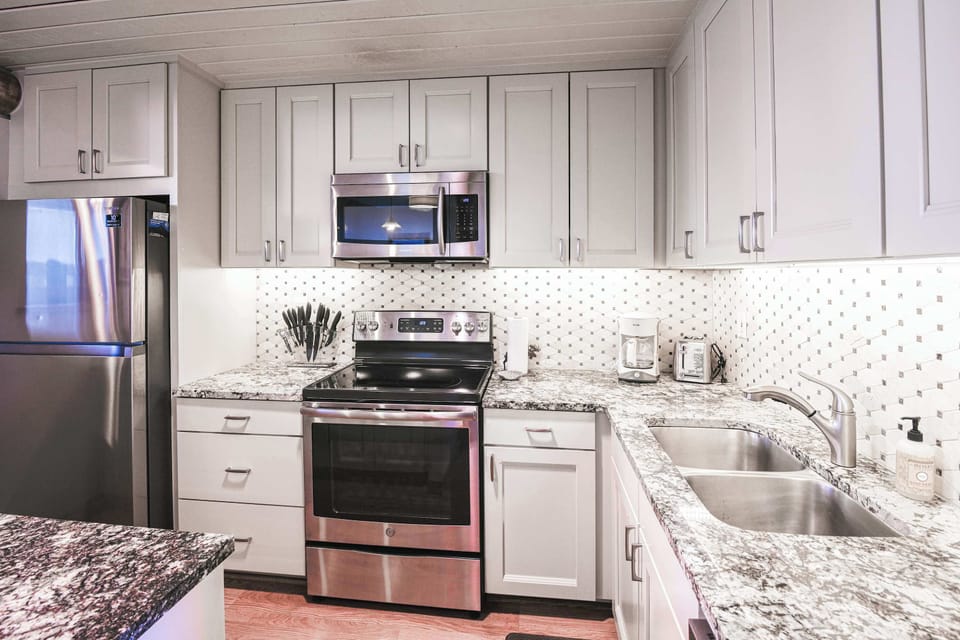 Newly renovated kitchen | Listed with @BookTraverse