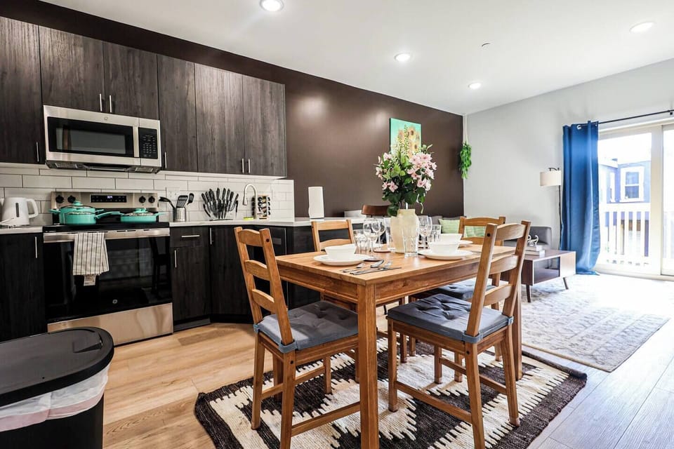 Sitting area near kitchen 
