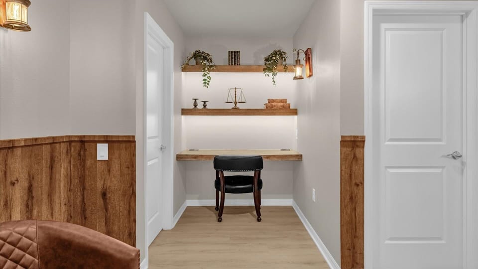 Rustic-style poker room with work desk, leather chairs and warm wood panelling.