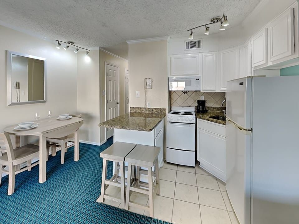 Kitchen & Dining - Breakfast Bar Dining