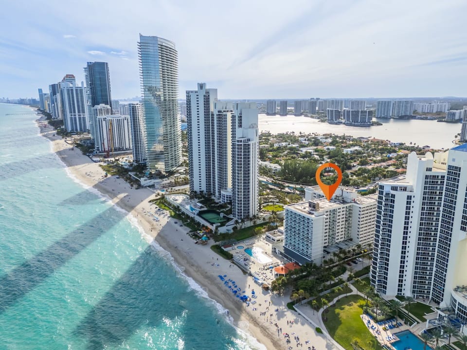 Stay where the skyline meets the sea! This beachfront rental puts you steps from the sand and close to everything—perfect for beach lovers and city explorers.