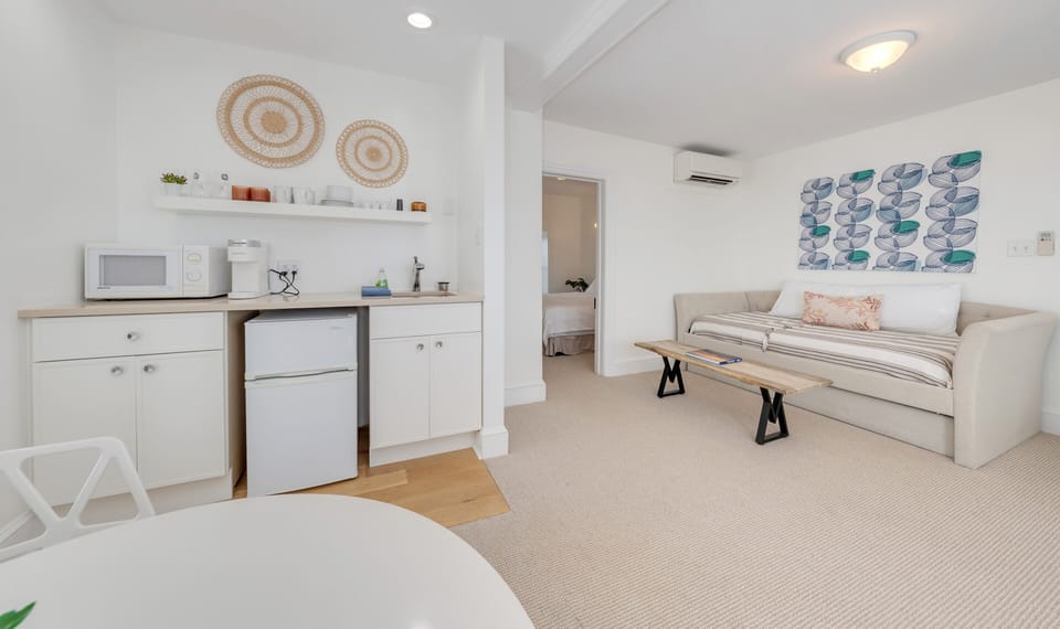 Luxury Suite, Ocean View | Living area