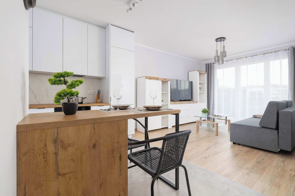 The open-plan living area with a connected kitchen and lounge encourages spending time together and effortless conversation during meals.