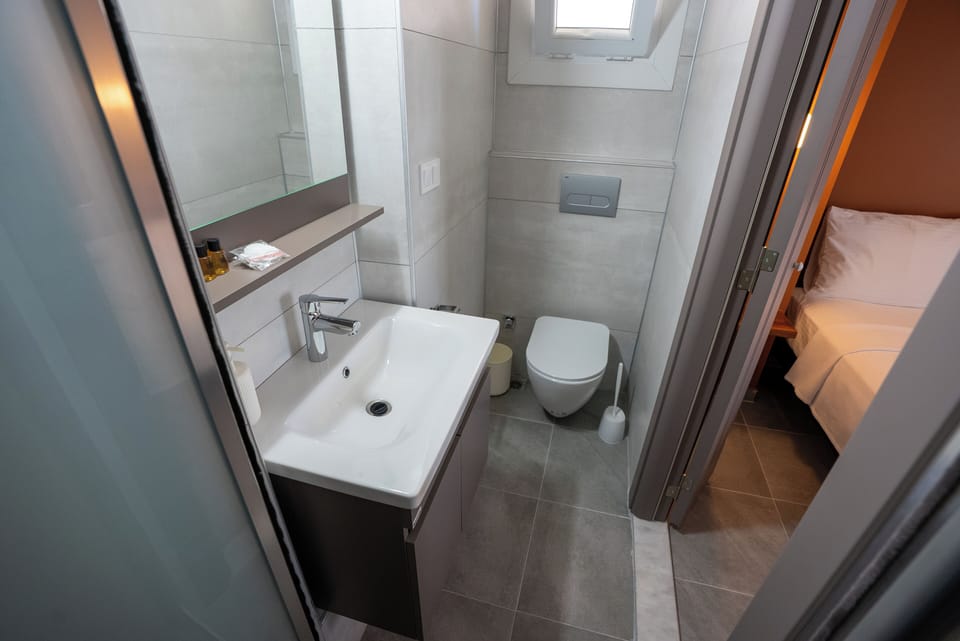 Standard Room | Bathroom | Shower, hair dryer, bathrobes, towels