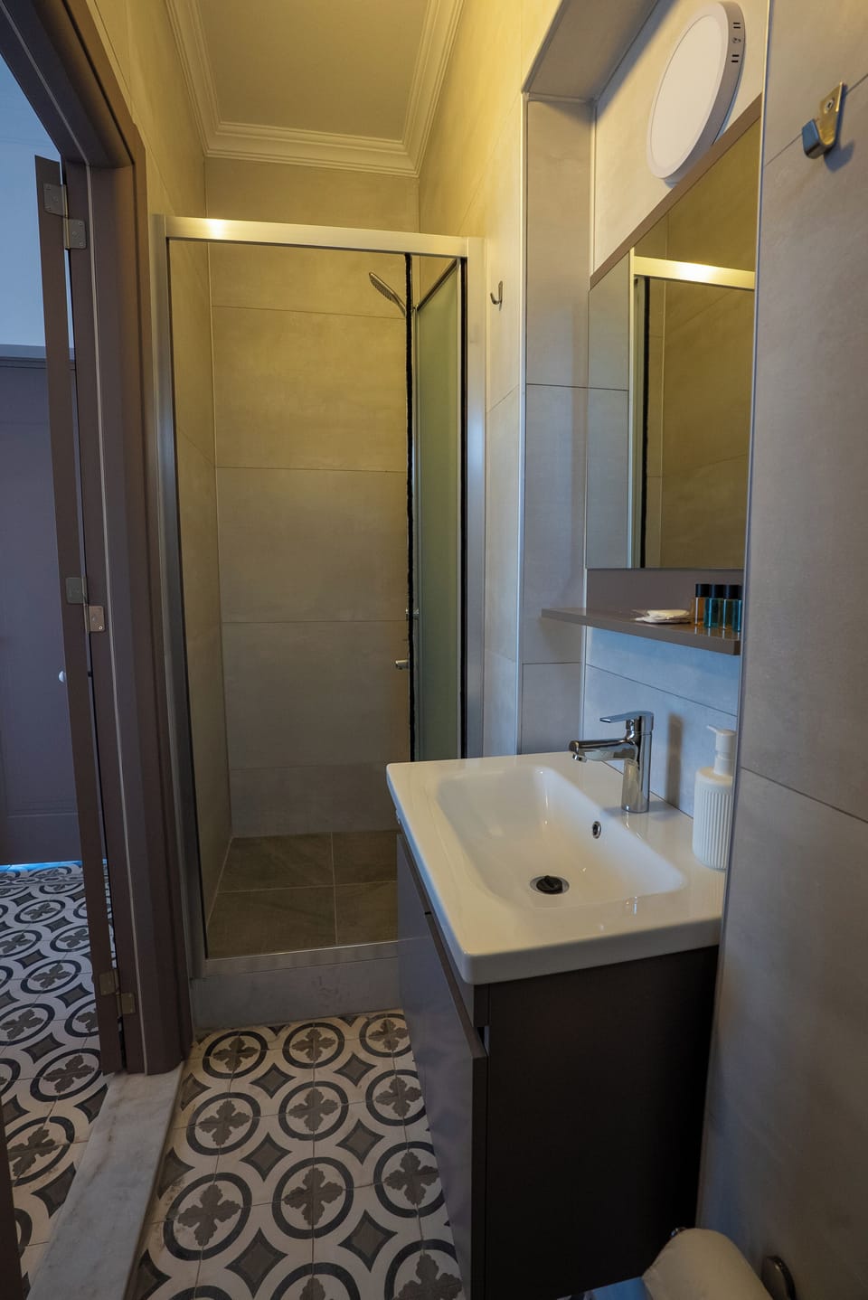 Standard Room, Sea View | Bathroom | Shower, hair dryer, bathrobes, towels