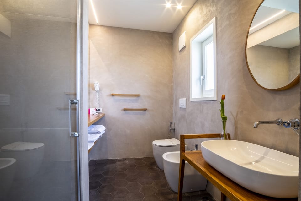 Superior Double Room, Sea View | Bathroom | Shower, rainfall showerhead, bidet, towels