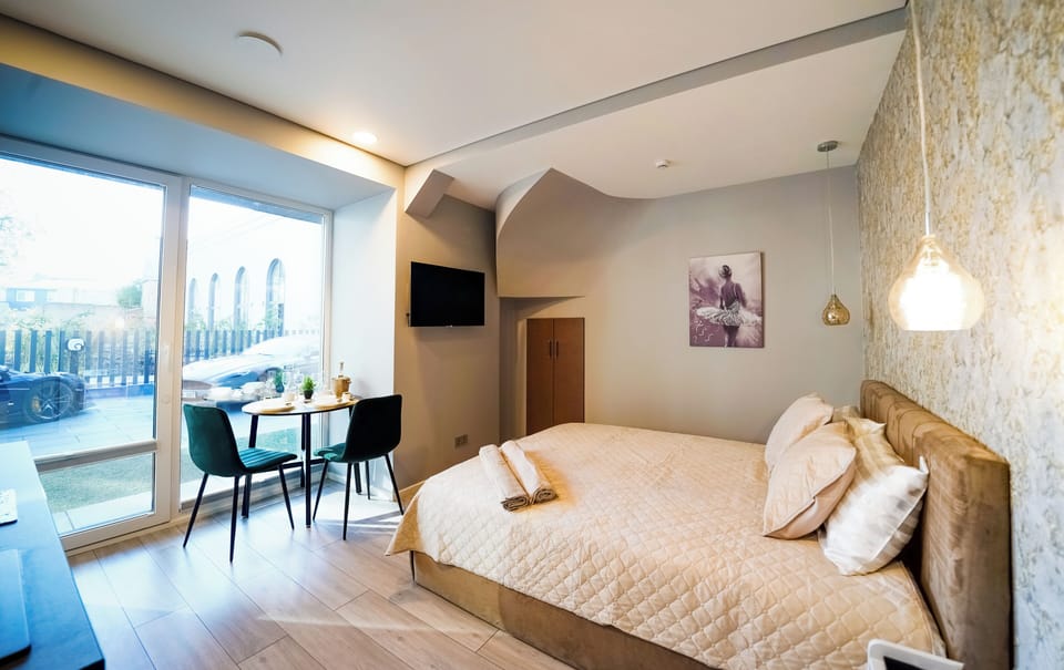 Svaja ApartHotel 1 | Iron/ironing board, free wired internet