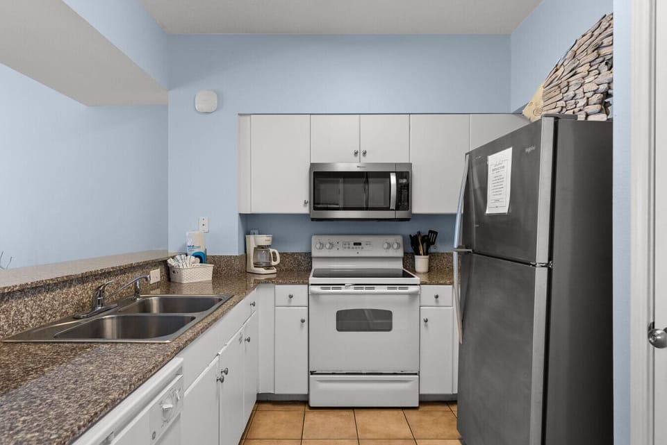 Fully Equipped Kitchen – Clean, coastal kitchen with full-size appliances and everything you need for a beach-side stay.