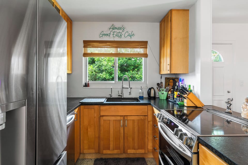 Fully equipped kitchen, ice maker, all amenities.