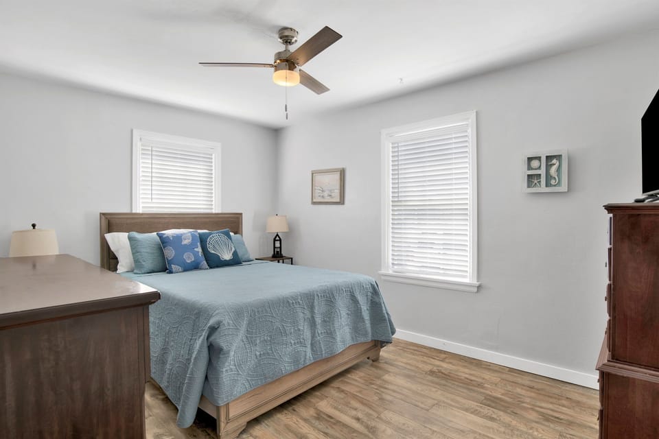 Master Bedroom- spacious and linens provided