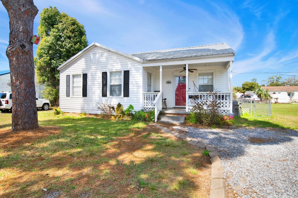 Welcome to our Sunset Cottage in Navy Point!