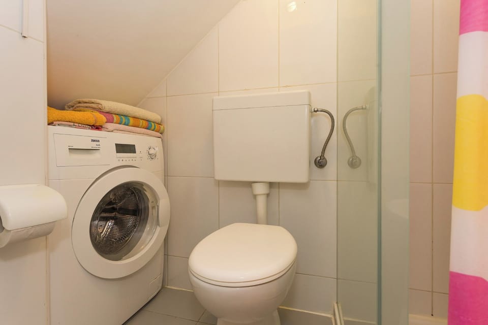 Studio | Bathroom