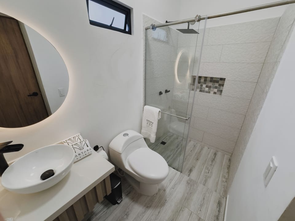 Basic Double Room, 1 Queen Bed | Bathroom | Towels, soap, shampoo, toilet paper