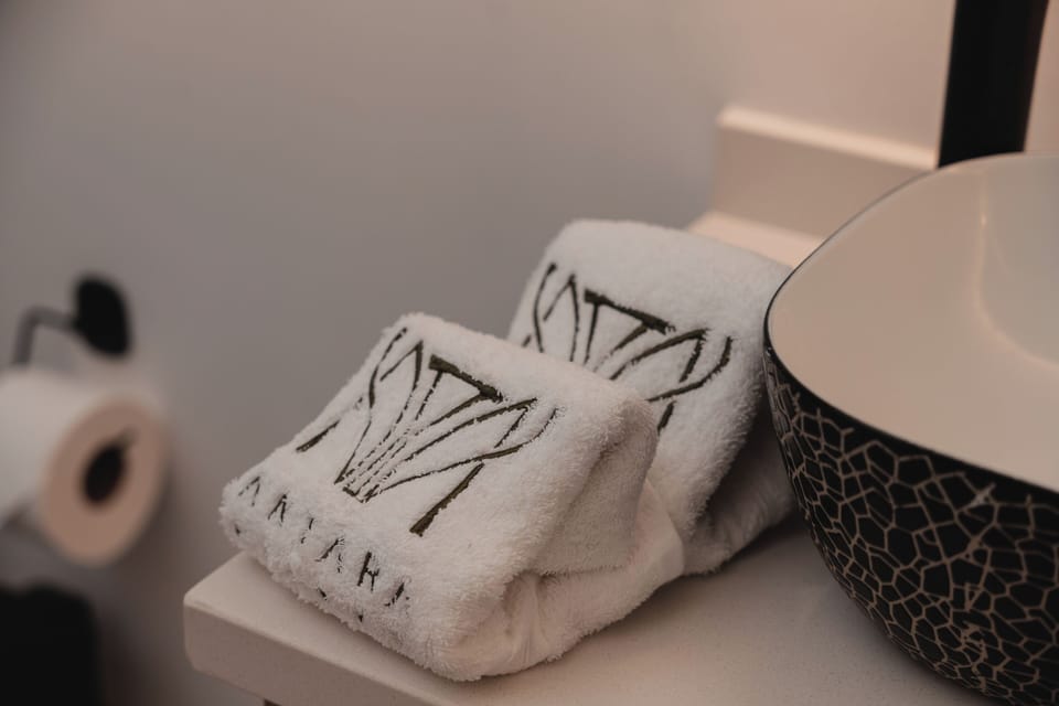 Deluxe Double Room, Hot Tub | Premium bedding, WiFi (free), individually decorated, bed sheets