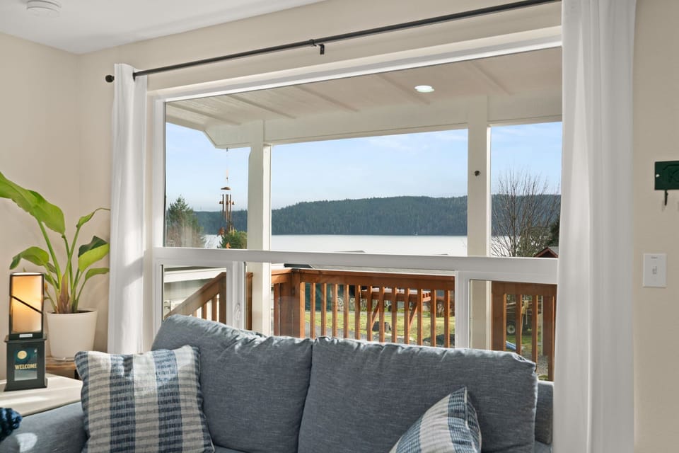 Canal View – Relax and enjoy the beautiful views of the canal