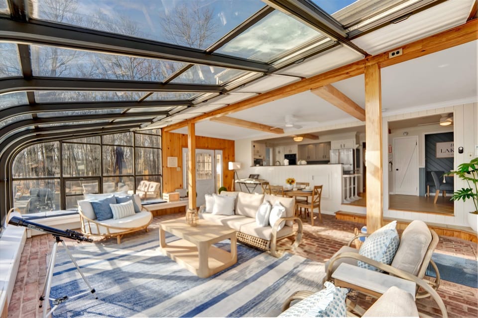 Seamless indoor-outdoor living with the lake always in sight