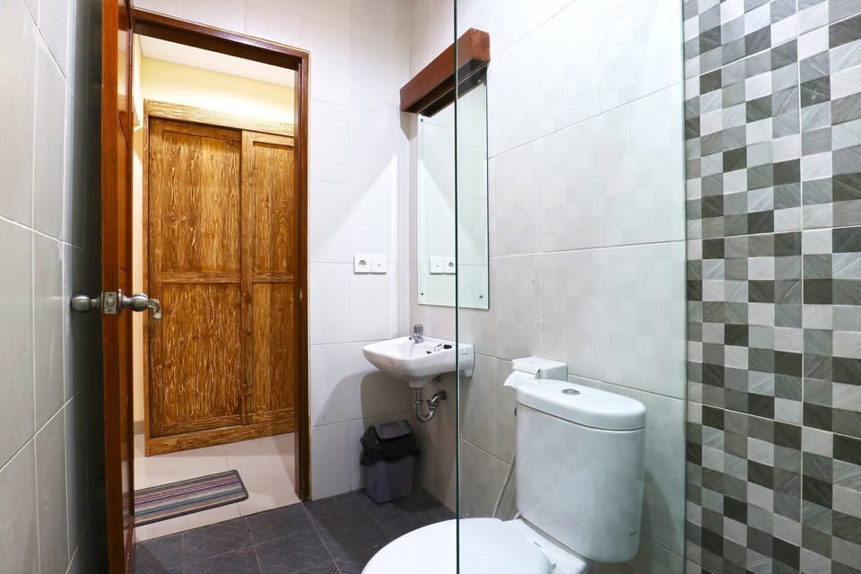 Deluxe Double or Twin Room, Pool View | Bathroom | Free toiletries, hair dryer, towels, soap