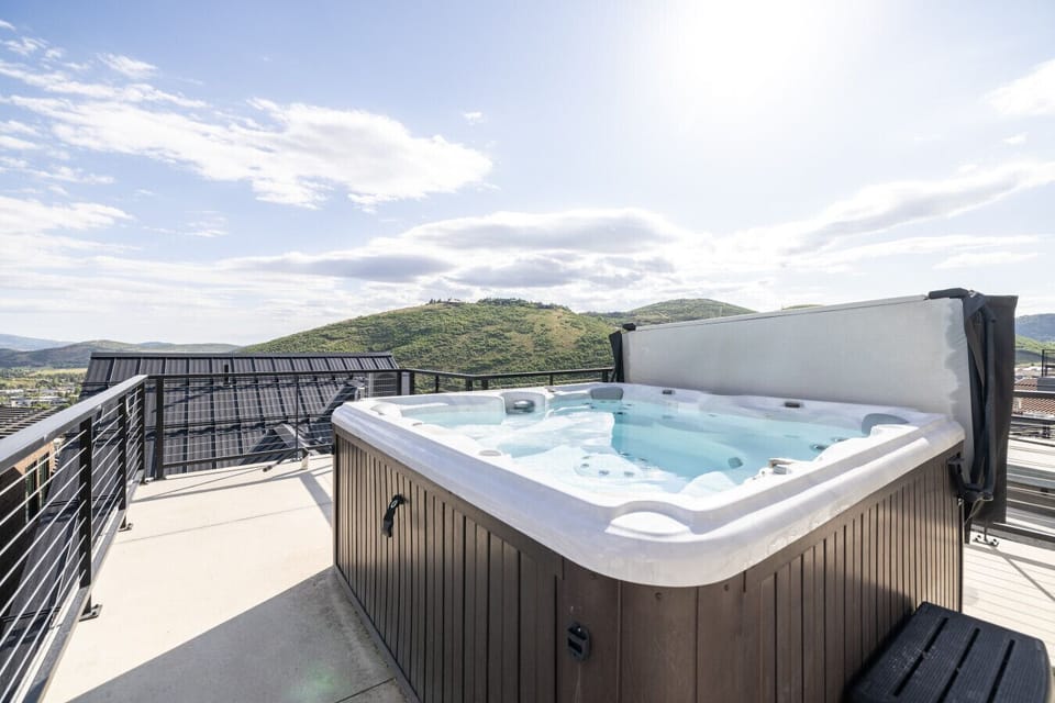 Private Rooftop Hot Tub • Stars & Mountain Views • 5th Floor