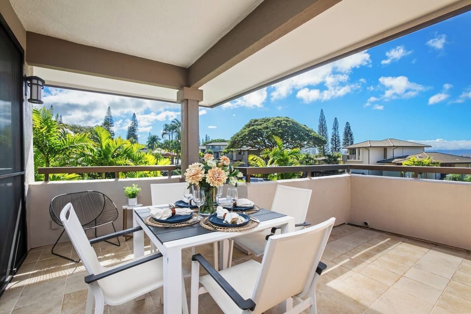 Dine al fresco with panoramic views of the Pacific, lush greenery, and swaying palms, paradise served daily    KGV-20T2
