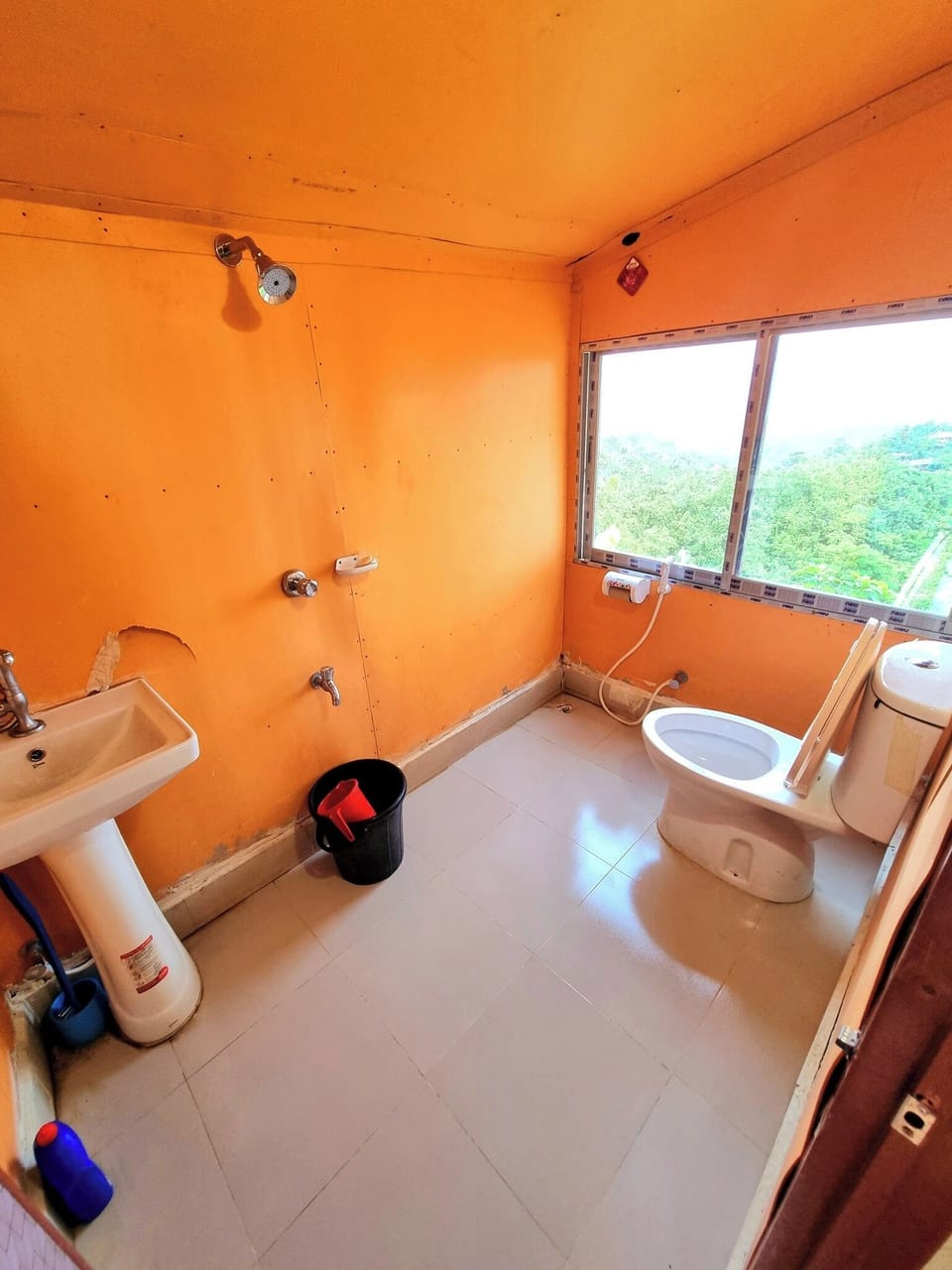 Bathtub, free toiletries, towels, soap