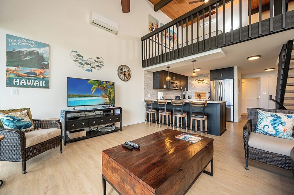     Kick back under lofted ceilings surrounded by tropical art, woven accents, and a sleek, beach-ready kitchenette NAP-C43