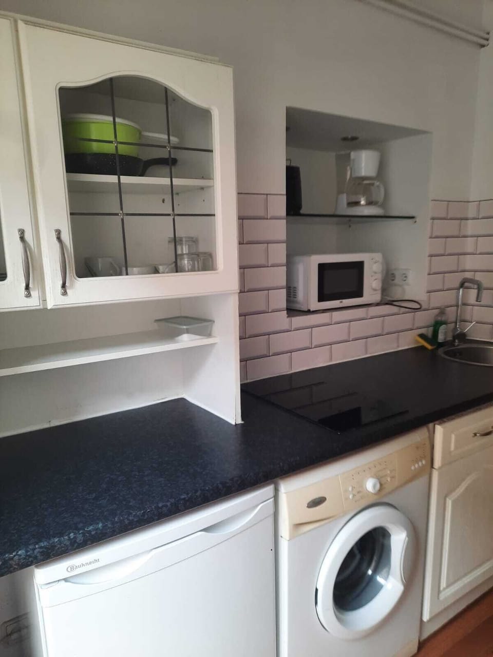 Basic Apartment | Private kitchen | Mini-fridge, microwave, stovetop, cookware/dishes/utensils