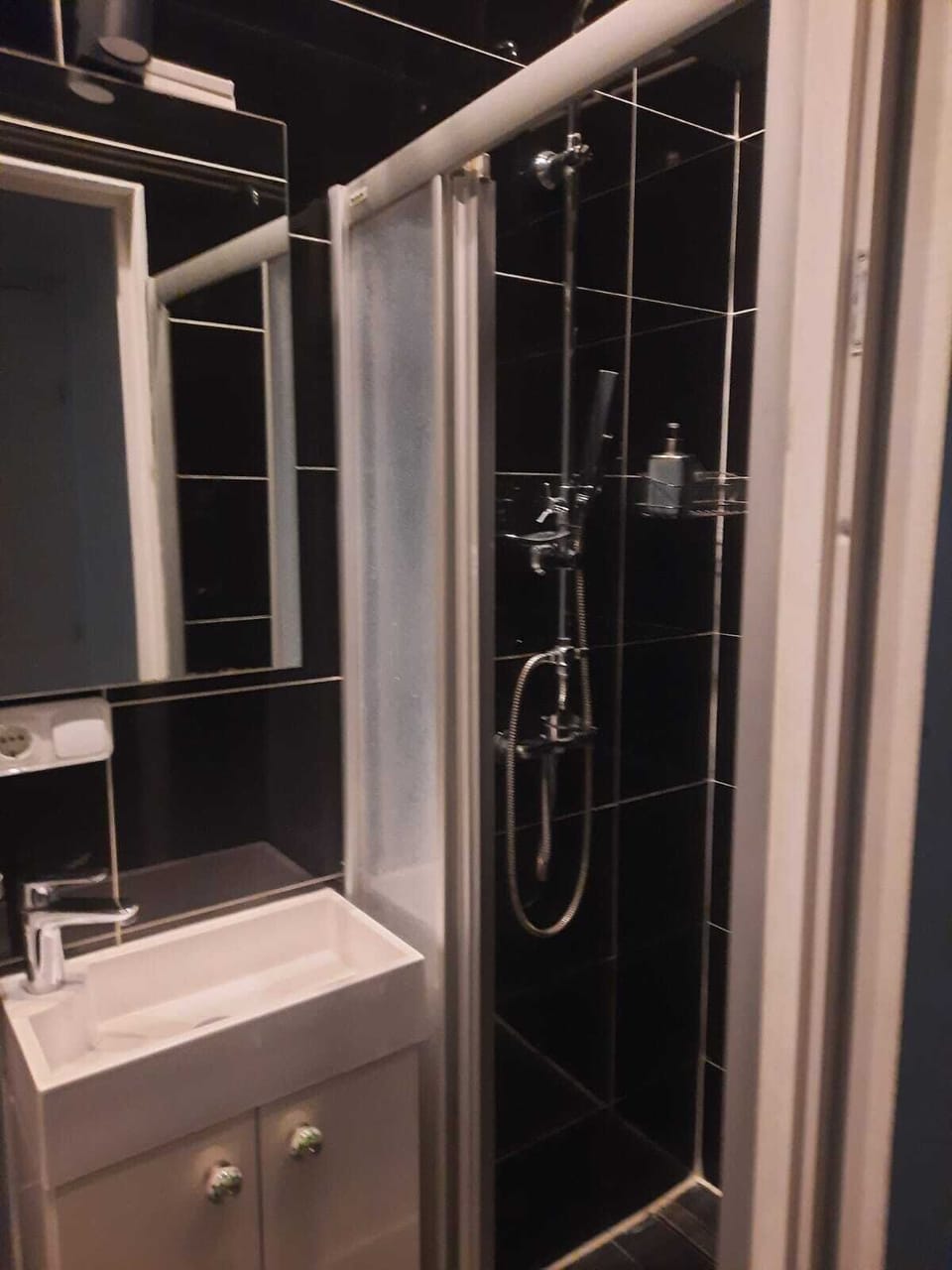 Basic Apartment | Bathroom | Shower, free toiletries, hair dryer, towels