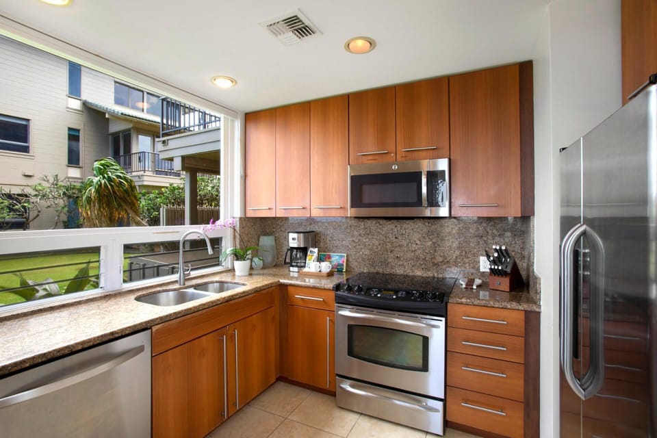This sunlit kitchen is perfect for flipping pancakes, pouring bubbly, or just admiring the view while your toast pops     KBV-31G4