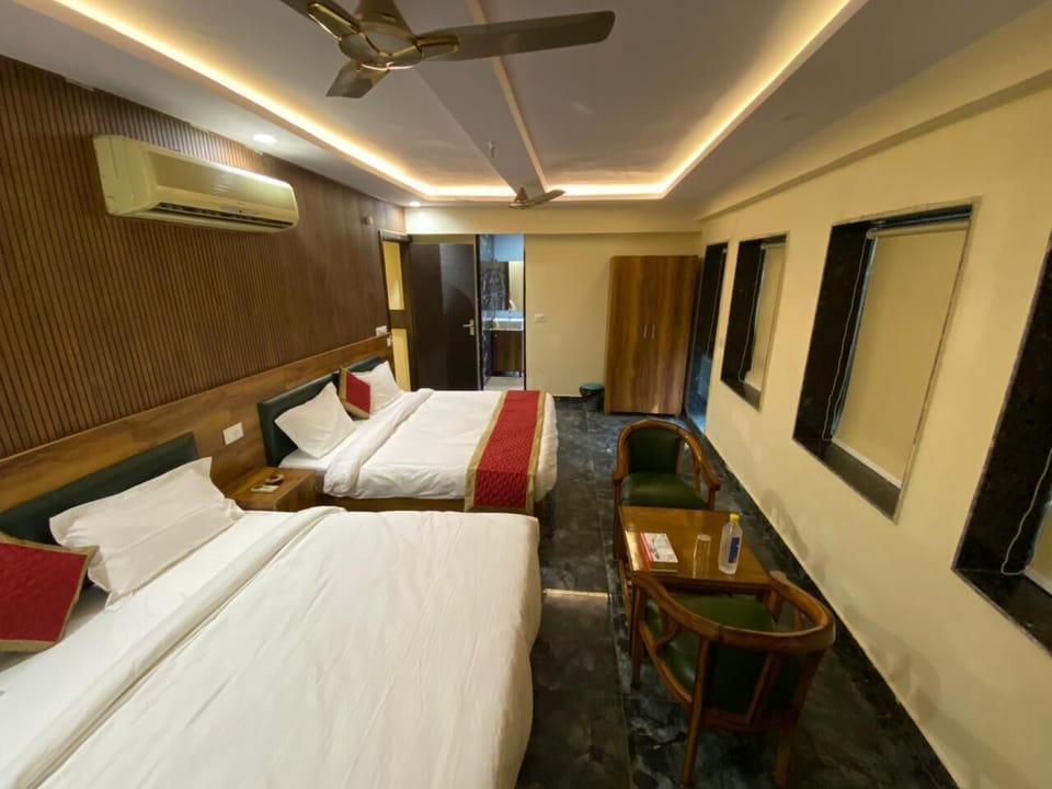 Deluxe Double or Twin Room | Laptop workspace, free WiFi