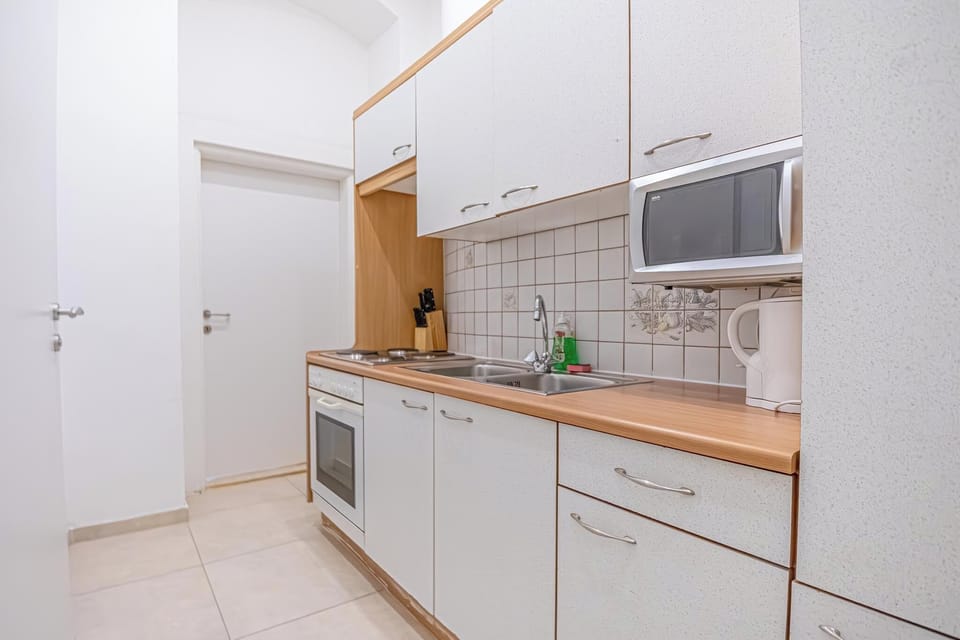 Basic Apartment | Private kitchen | Fridge, microwave, oven, stovetop
