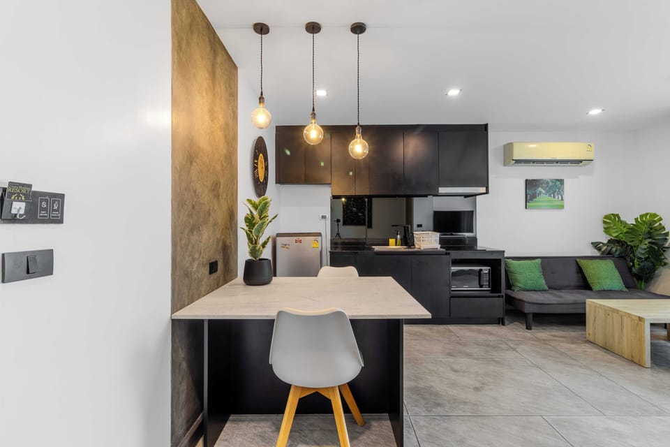 Apartment, Balcony | Dining room