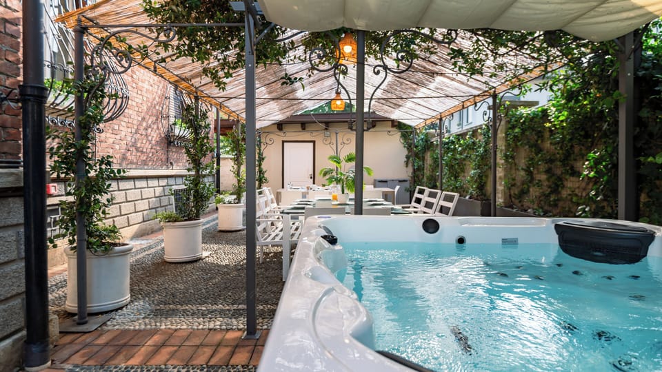 Outdoor spa tub