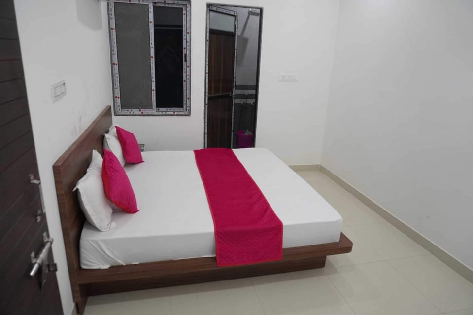Deluxe Room | Rollaway beds (surcharge), WiFi (free), bed sheets