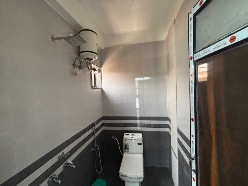 Family Room | Bathroom | Shower, free toiletries, slippers, towels