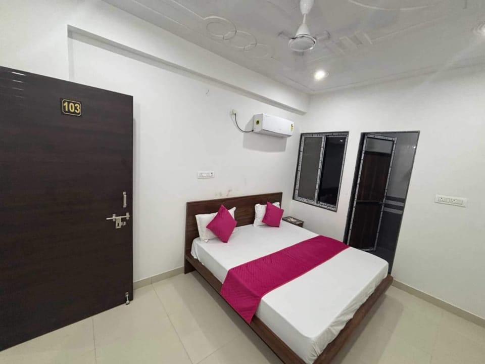 Deluxe Room | Rollaway beds (surcharge), WiFi (free), bed sheets