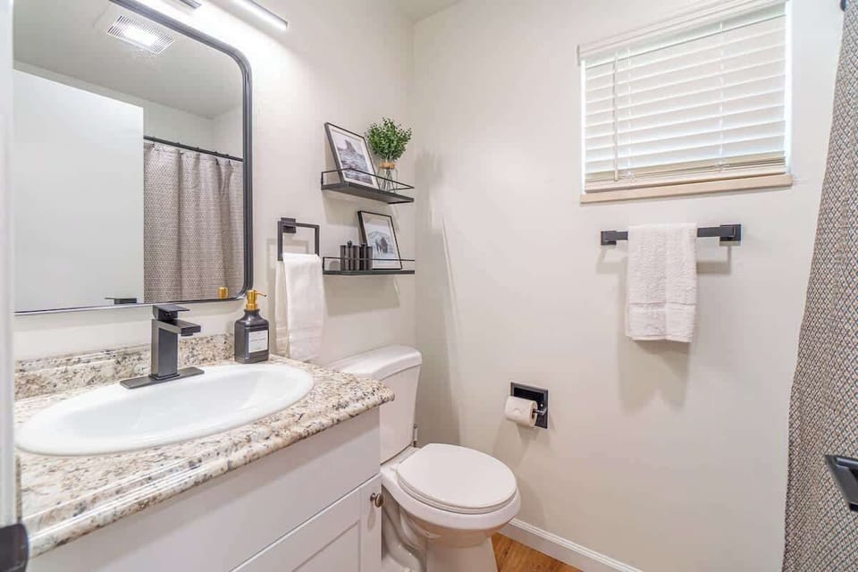 Designer Living Pet-friendly UNR 2BD 1BA House in Reno