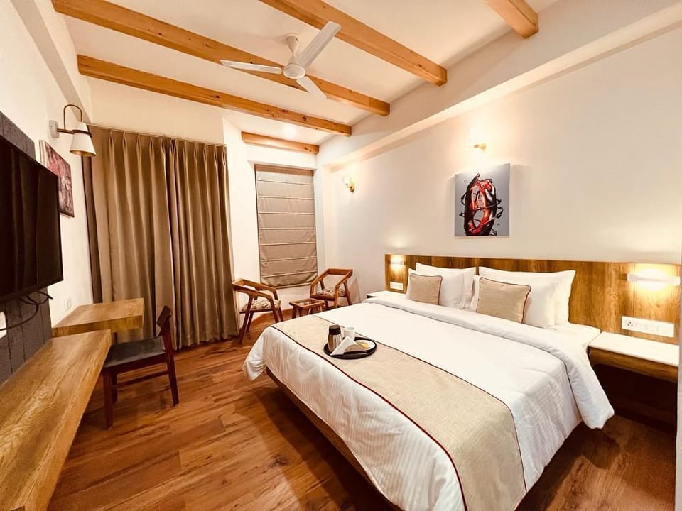 Deluxe Double Room | Iron/ironing board, free WiFi