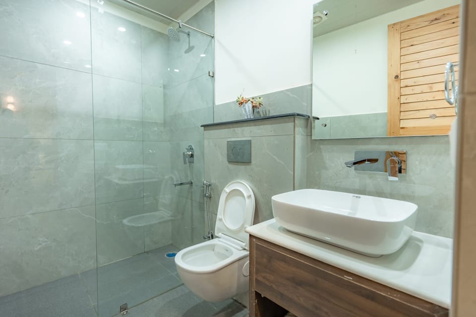 Shower, free toiletries, towels