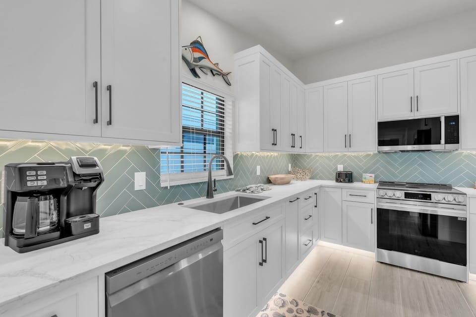 House, 4 Bedrooms | Private kitchen | Coffee/tea maker, fridge, oven, toaster