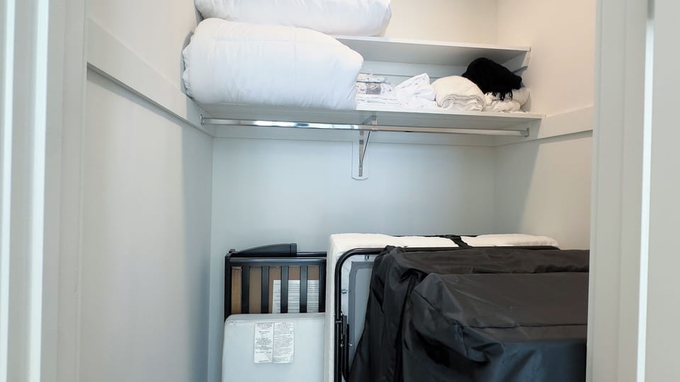 Extra blankets, pillows & a foldaway bed—everything ready for comfort 🧺