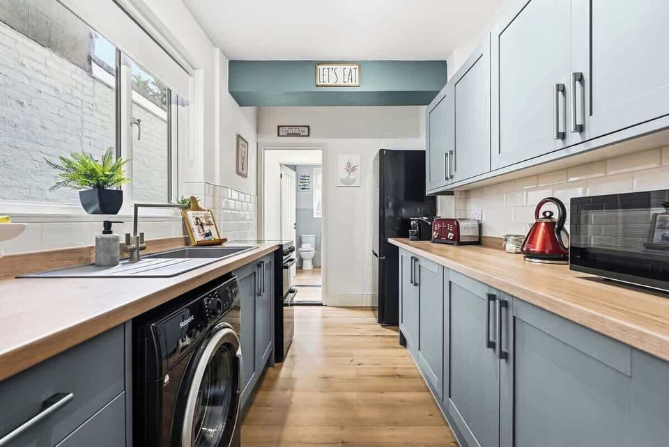 Fully equipped kitchen at Blue Puffin Stays Short Lets & Serviced Accommodation 