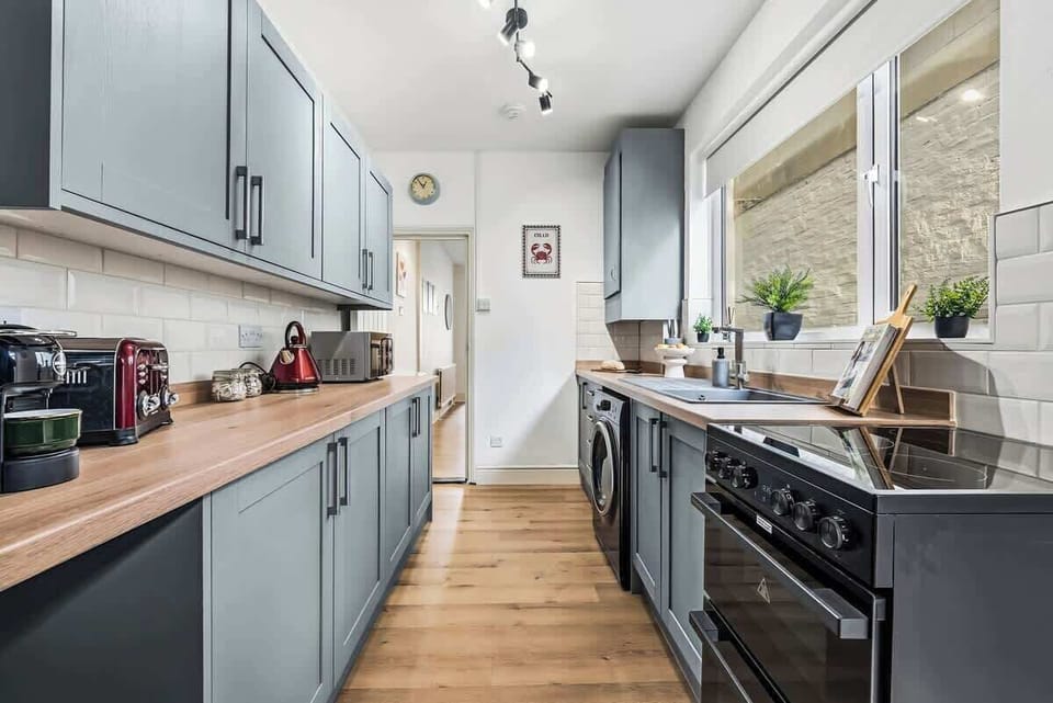 Fully equipped kitchen at Blue Puffin Stays Short Lets & Serviced Accommodation 