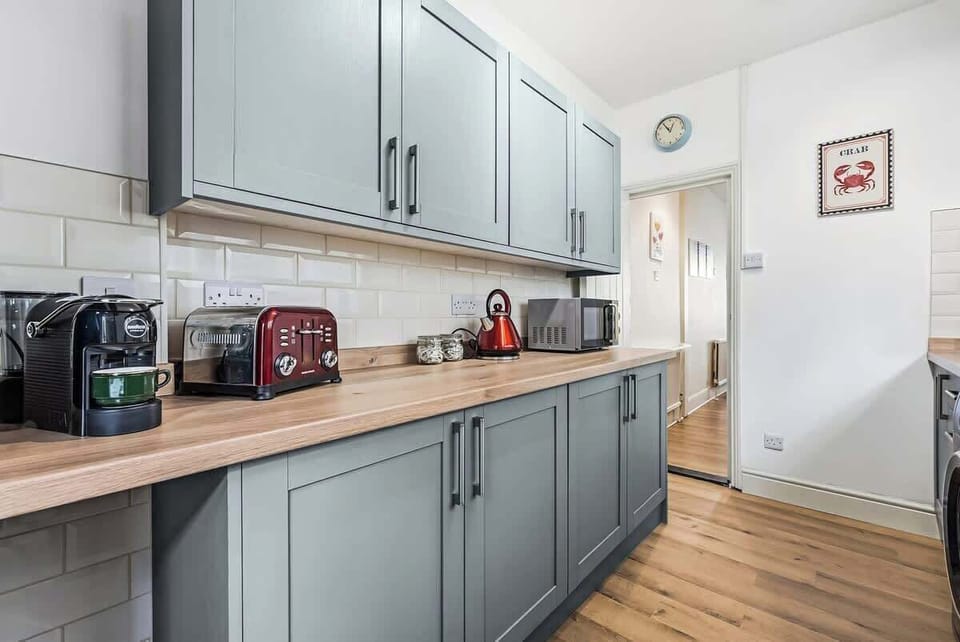 Fully equipped kitchen at Blue Puffin Stays Short Lets & Serviced Accommodation 