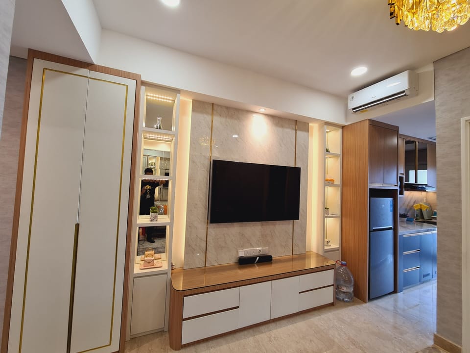 Deluxe Apartment, City View | Living area | Flat-screen TV