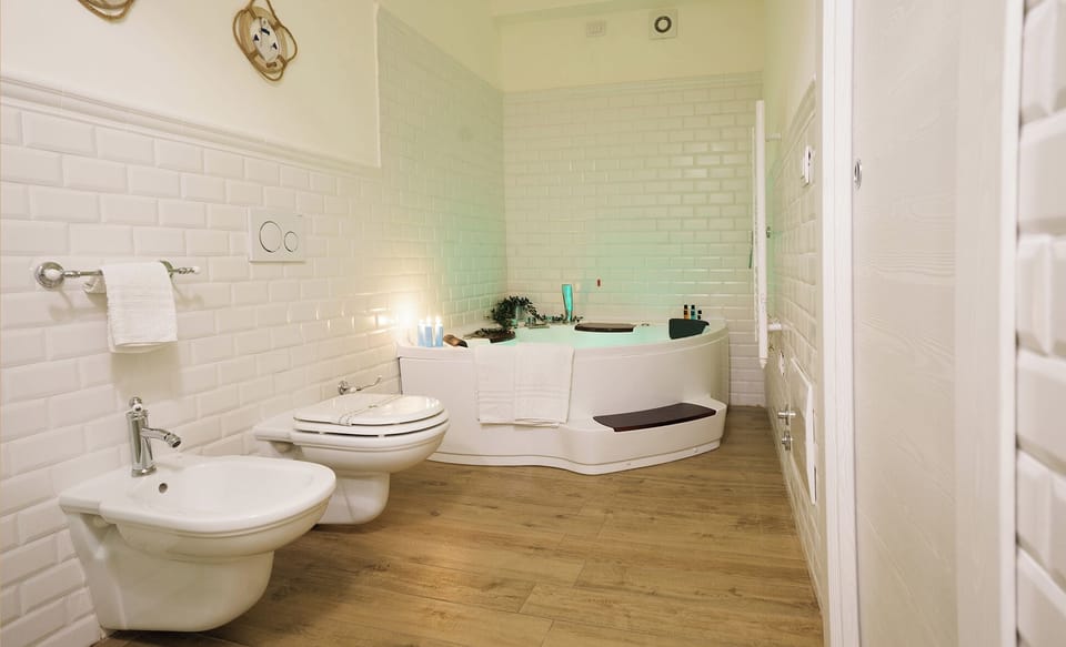 Deluxe Suite | Bathroom | Bathrobes, bidet